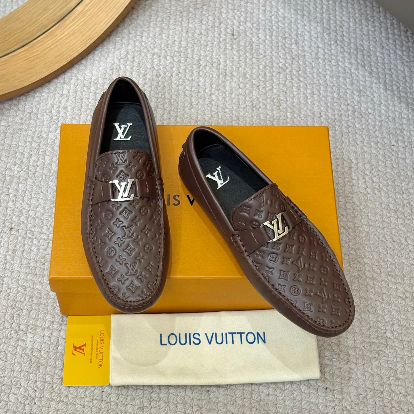 Men's men's shoes 💰420 (Yangli) LV 2⃣️0⃣️2⃣️5️⃣Spring and summer counter GLORIA series models ✈️Original factory special leather production, original last type. A classic driving slip-on casual shoe that shows an elegant style with exquisite craftsmanship details such as Monogram embossing all over the upper🌀Italian imported calfskin fabric Sheepskin foot pads➕Inside～Private mold replica sole Unique style Comfortable driving slip-on Size: 4-12 (38-46) Comes with [Counter packaging: original box, wrapping paper, card, instruction manual, shoehorn, cloth bag] No pressure to enter and leave the counter!